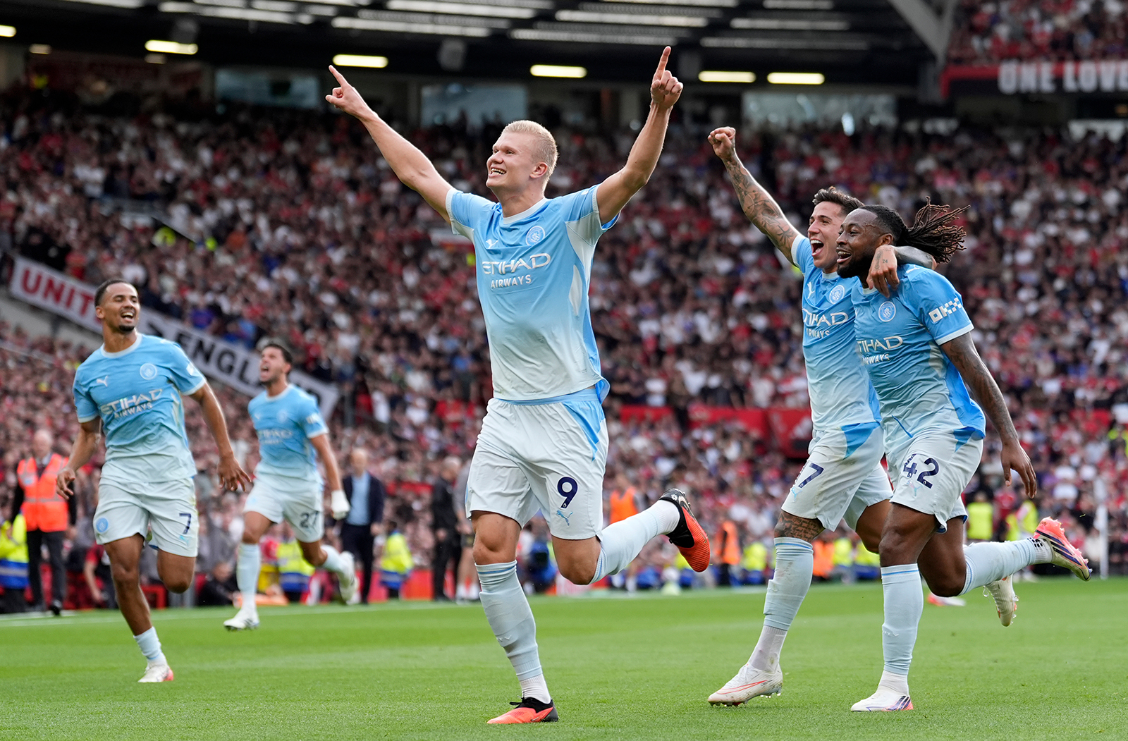 Cơ quan trọng tài Anh thừa nhận sai lầm trong trận Man Utd thua Man City
