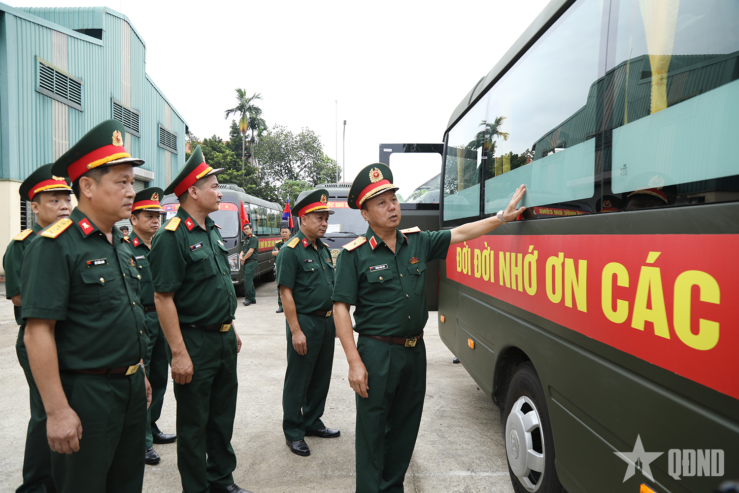 Tổng cục Hậu cần - Kỹ thuật nghiệm thu 16 xe chuyên dùng chở hài cốt liệt sĩ