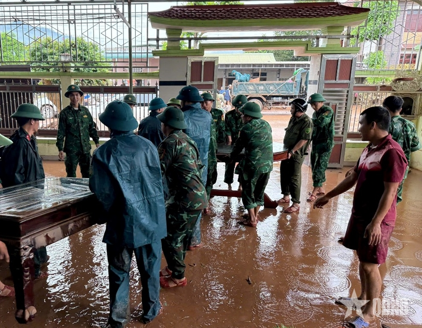 Bộ đội hỗ trợ hơn 2.000 người trở về nhà sau mưa lũ