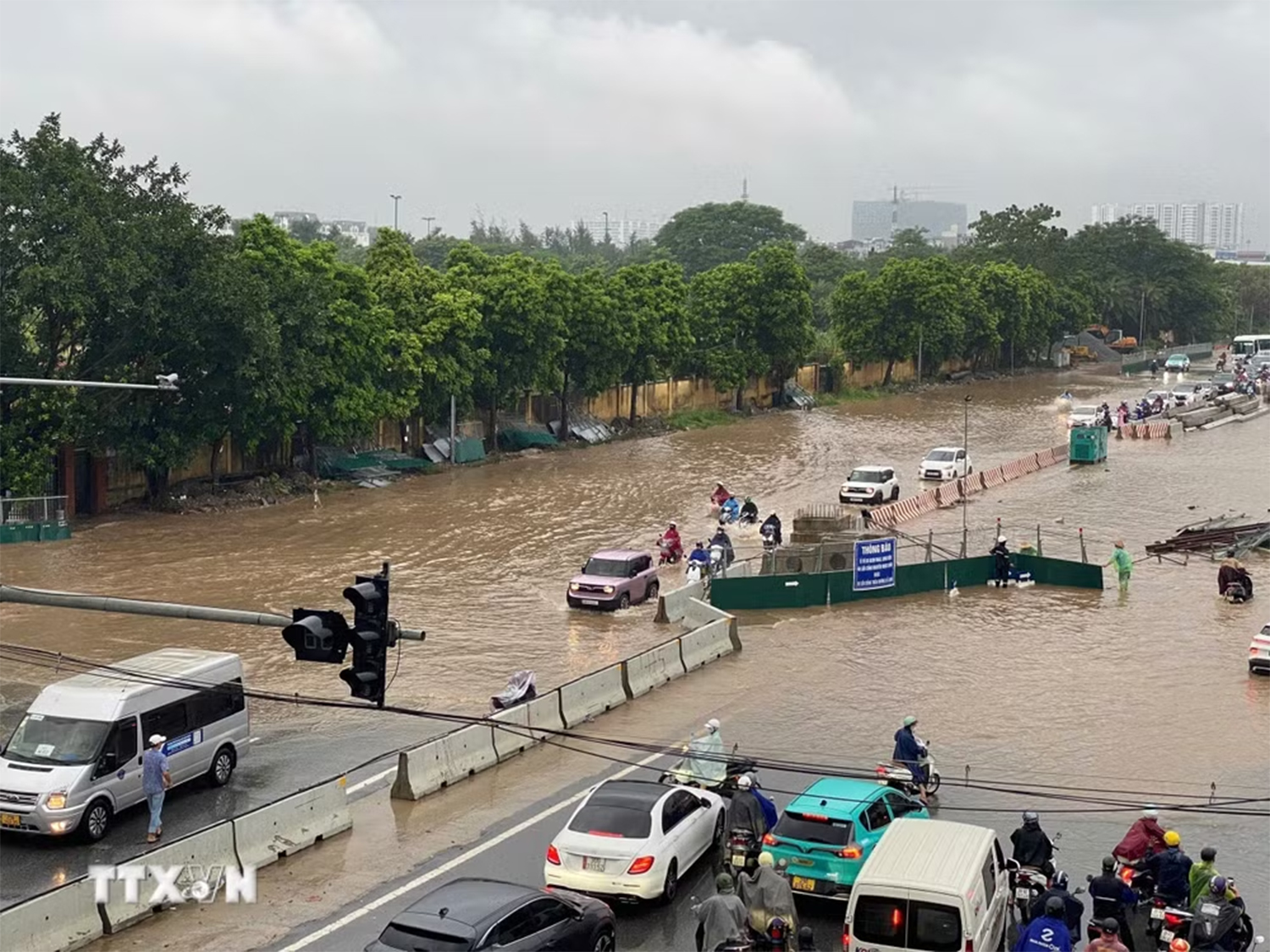 Hà Nội mưa lớn gây úng ngập, ùn tắc giao thông giờ cao điểm buổi sáng