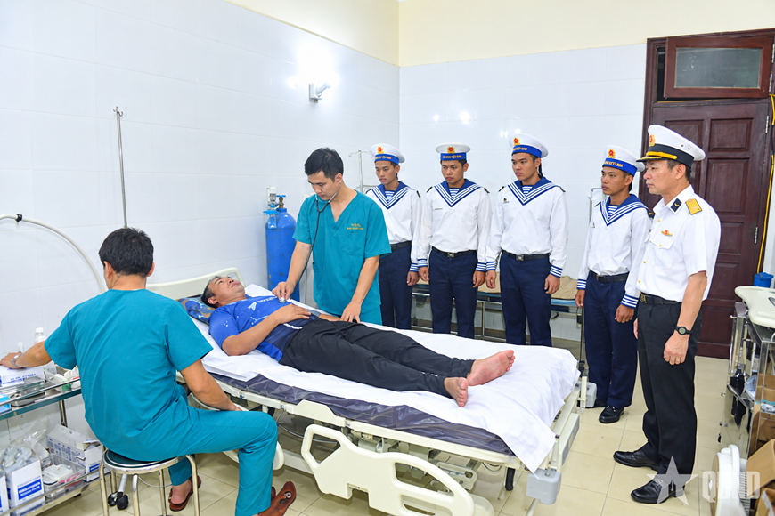 Bệnh xá đảo Sơn Ca cấp cứu ngư dân tỉnh Lâm Đồng