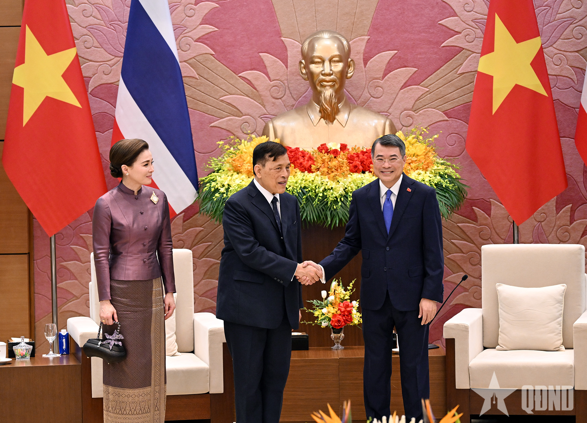 Thủ tướng Lê Minh Hưng hội kiến Nhà vua Thái Lan 