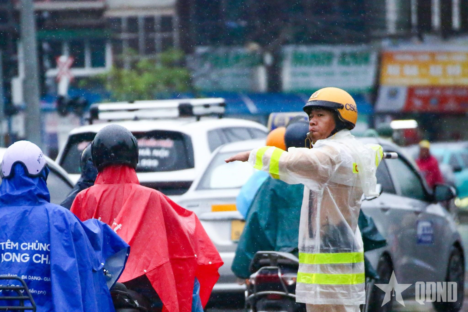 Hà Nội: Cảnh sát giao thông chủ động triển khai các phương án bảo đảm an toàn giao thông ứng phó mưa lớn kéo dài