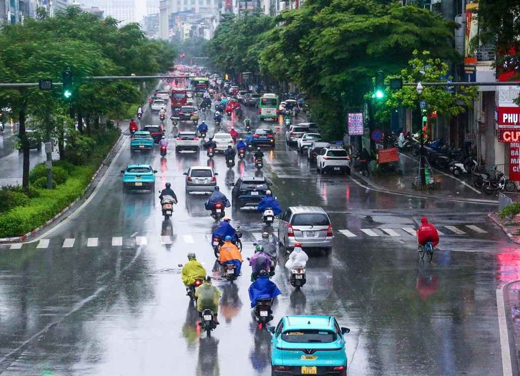 Mưa dông diện rộng ở Hà Nội, cảnh báo xuất hiện lốc, sét