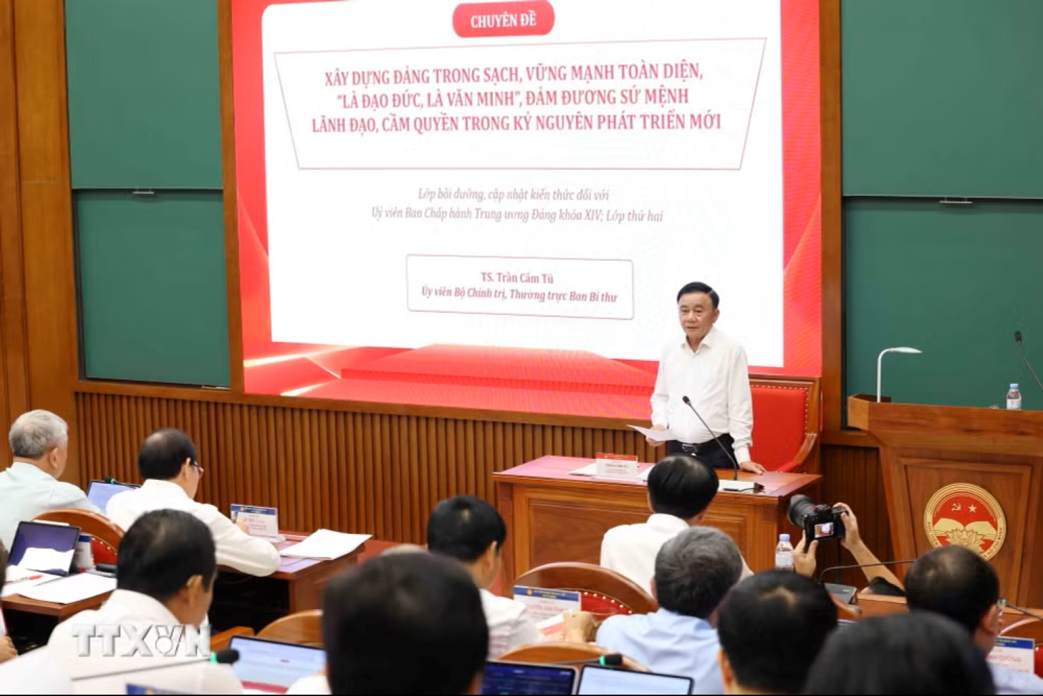 Thường trực Ban Bí thư Trần Cẩm Tú trao đổi chuyên đề về xây dựng Đảng với các Ủy viên Trung ương Đảng khóa XIV (lớp thứ hai)