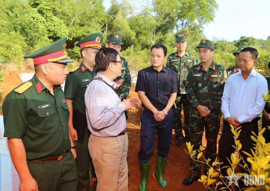 Lặng thầm đi t&igrave;m h&agrave;i cốt liệt sĩ nơi bi&ecirc;n giới