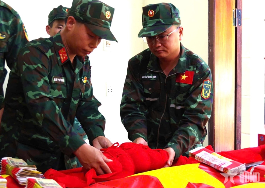 Lặng thầm đi t&igrave;m h&agrave;i cốt liệt sĩ nơi bi&ecirc;n giới