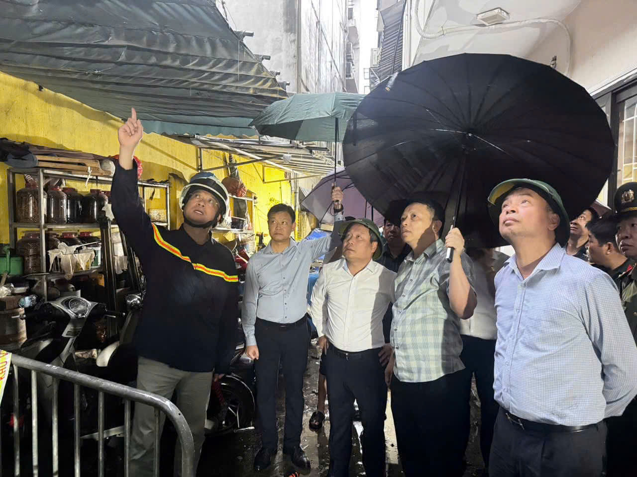 Chủ tịch UBND TP Hà Nội yêu cầu khẩn trương khắc phục hậu quả vụ cháy tại phường Tây Hồ