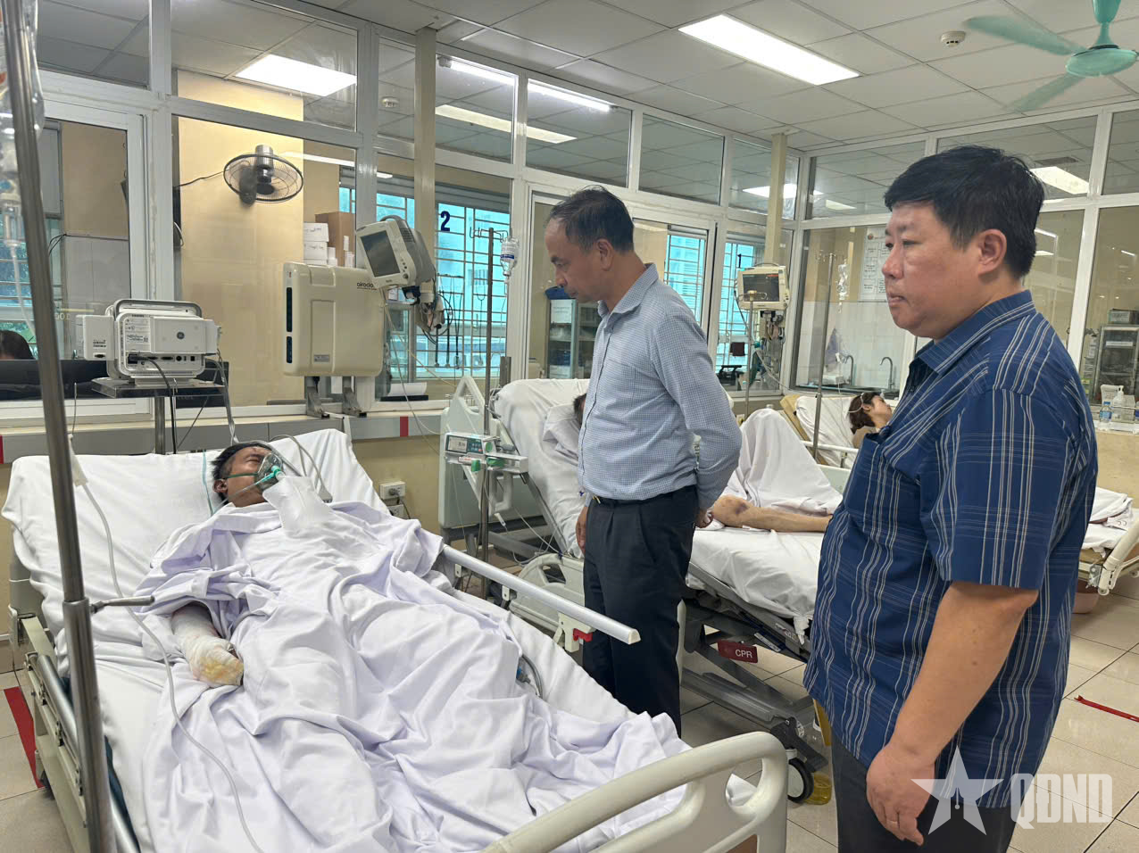 Hà Nội: Lãnh đạo phường Tây Hồ thăm hỏi các nạn nhân vụ cháy tại ngõ 2B Văn Cao

