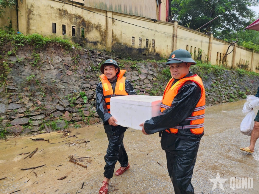 Bộ đội Biên phòng tỉnh Nghệ An phối hợp bảo đảm an toàn tại các điểm ngập lụt