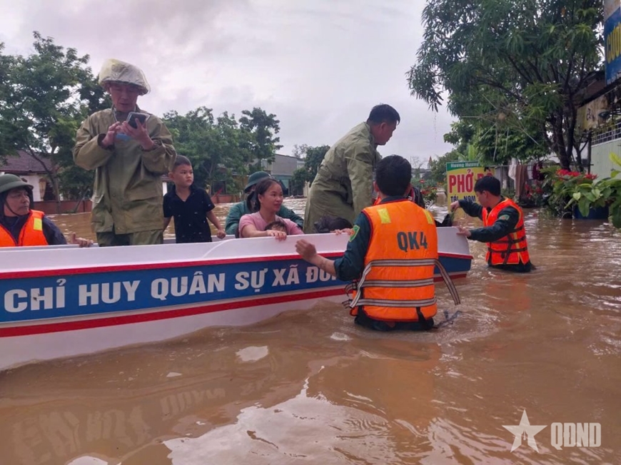 Nghệ An: Bộ đội, dân quân kịp thời giúp dân ứng phó ngập lụt tại xã Đông Hiếu
