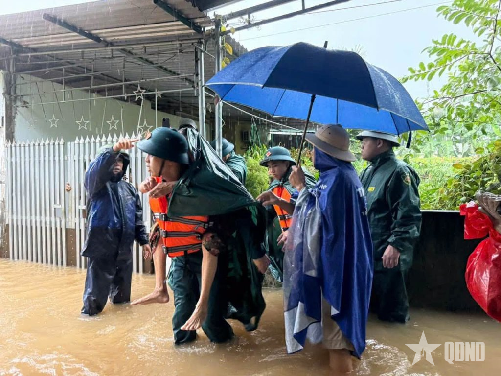 Nghệ An: Bộ đội, dân quân kịp thời giúp dân ứng phó ngập lụt tại xã Đông Hiếu