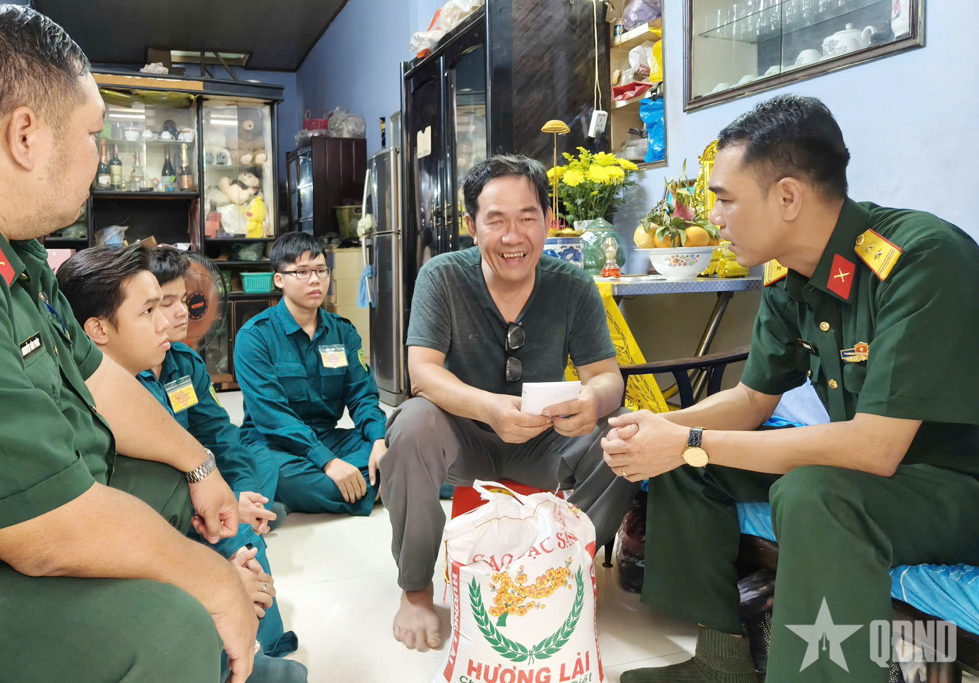 Lực lượng vũ trang phường Bến Thành: Ấm áp nghĩa tình từ mô hình “Hạt gạo tri ân”