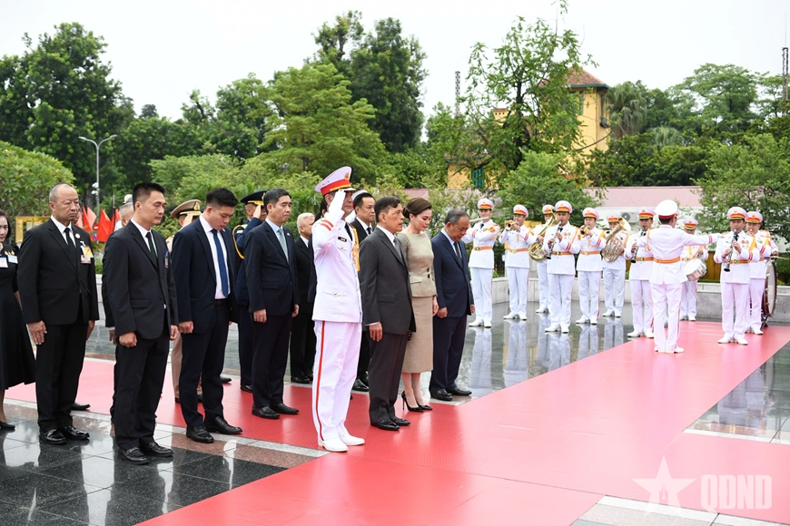 Nhà vua Thái Lan vào Lăng viếng Chủ tịch Hồ Chí Minh