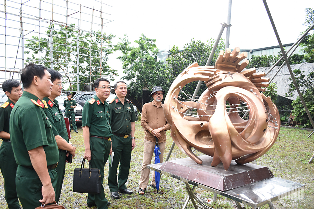 Họp Hội đồng lựa chọn tác phẩm nghệ thuật điêu khắc duyệt đợt 3

