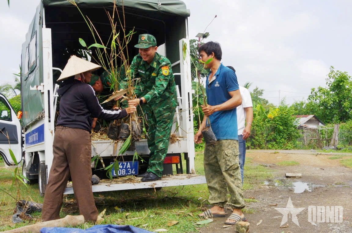 Bộ đội Biên phòng Đắk Lắk trao sinh kế hỗ trợ nhân dân vùng biên