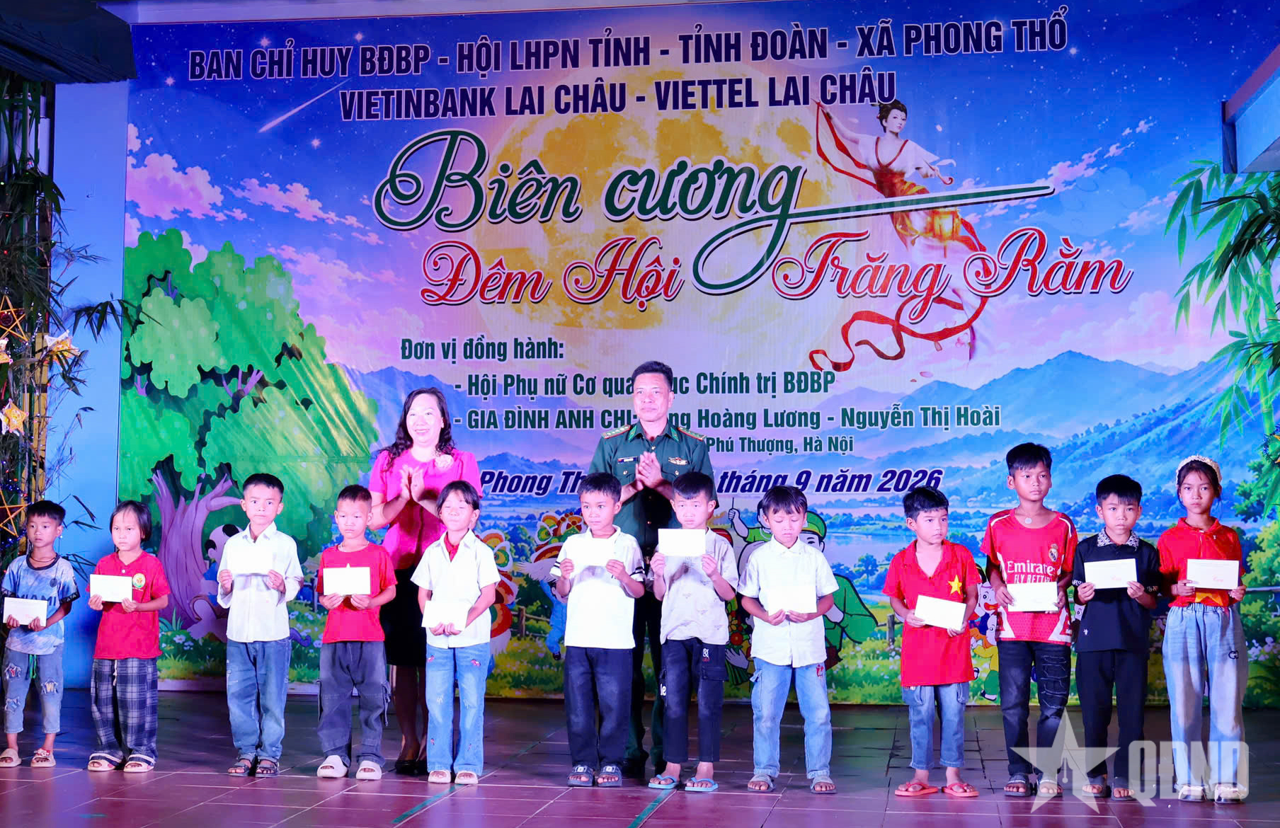Rộn rã đêm hội trăng rằm nơi biên cương Phong Thổ (Lai Châu)


