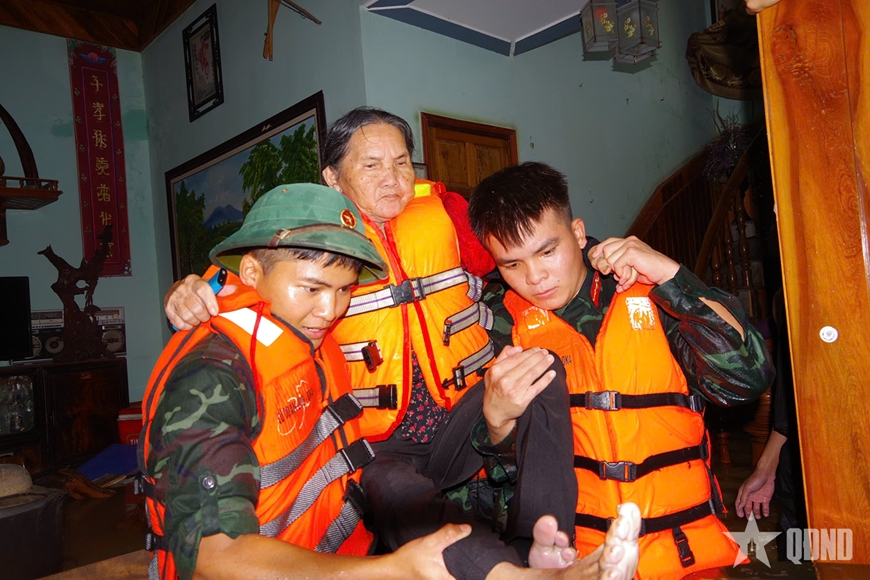 Lực lượng vũ trang Quân khu 4 tăng cường lực lượng ứng phó mưa lũ
