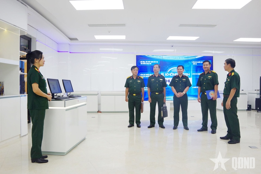 Trường Sĩ quan Kỹ thuật Quân sự tham quan, học tập kinh nghiệm chuyển đổi số tại Trường Sĩ quan Thông tin