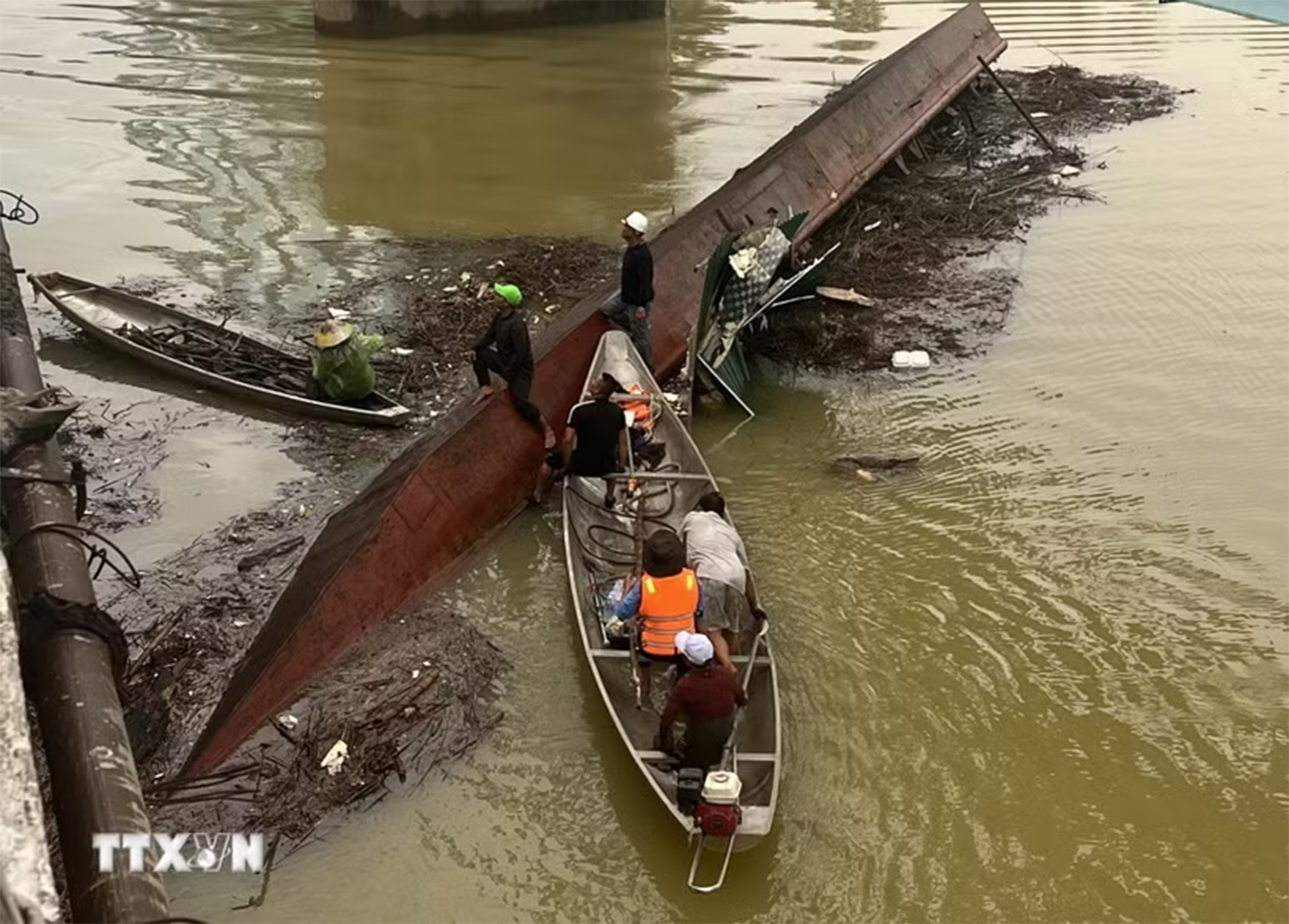 Sà lan trôi nhưng trách nhiệm thì không
