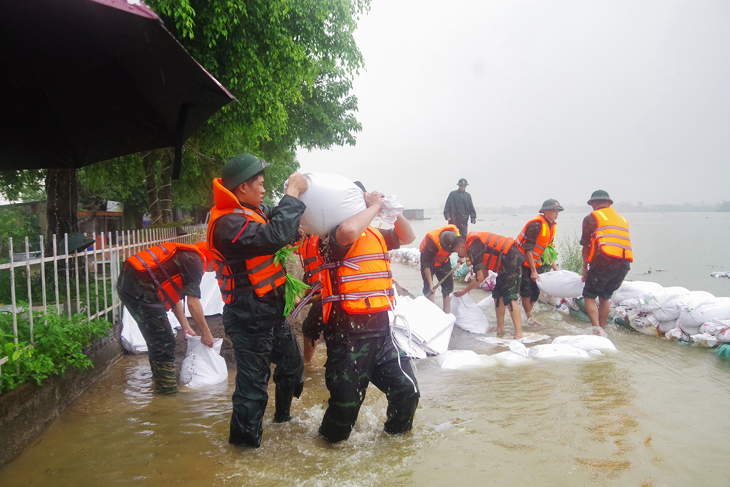 Bộ đội sát cánh cùng nhân dân Thủ đô ứng phó lũ lụt