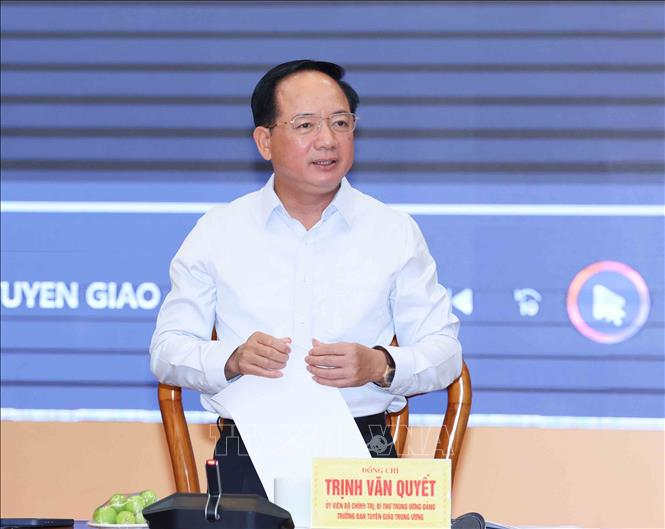 Chuyển mạnh tư duy từ “phát triển văn hóa” sang “phát triển bằng văn hóa”