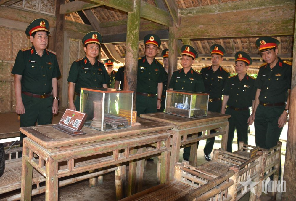 Thượng tướng Nguyễn Văn Gấu dâng hương tưởng niệm Chủ tịch Hồ Chí Minh
