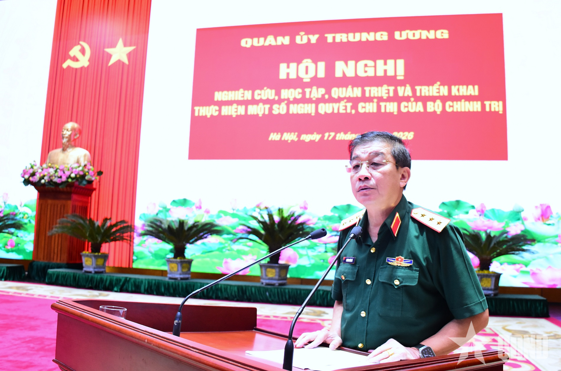Triển khai một số nghị quyết, chỉ thị của Bộ Chính trị thành đợt sinh hoạt chính trị sâu rộng trong toàn quân