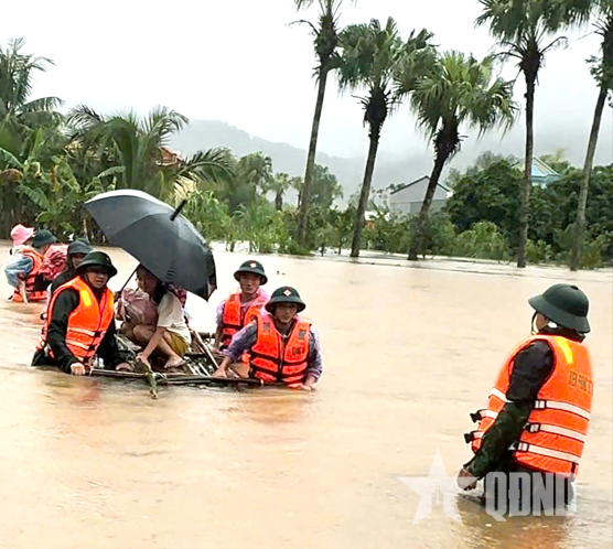 Đồn Biên phòng Hải Hòa (Bộ đội Biên phòng tỉnh Thanh Hóa) sát cánh cùng nhân dân khắc phục hậu quả mưa lũ