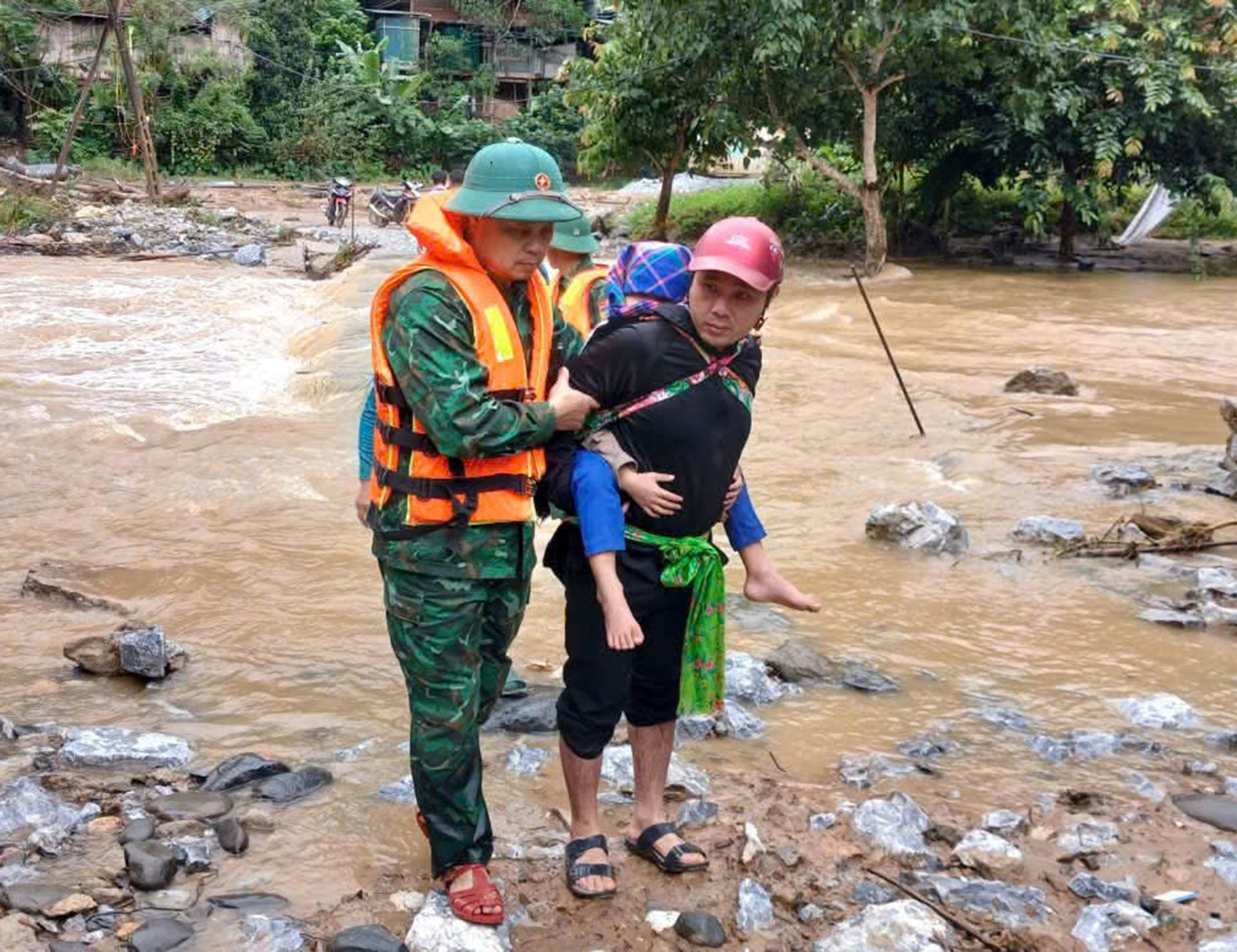 Bộ đội Biên phòng phòng đưa học sinh vượt lũ đi viện cấp cứu