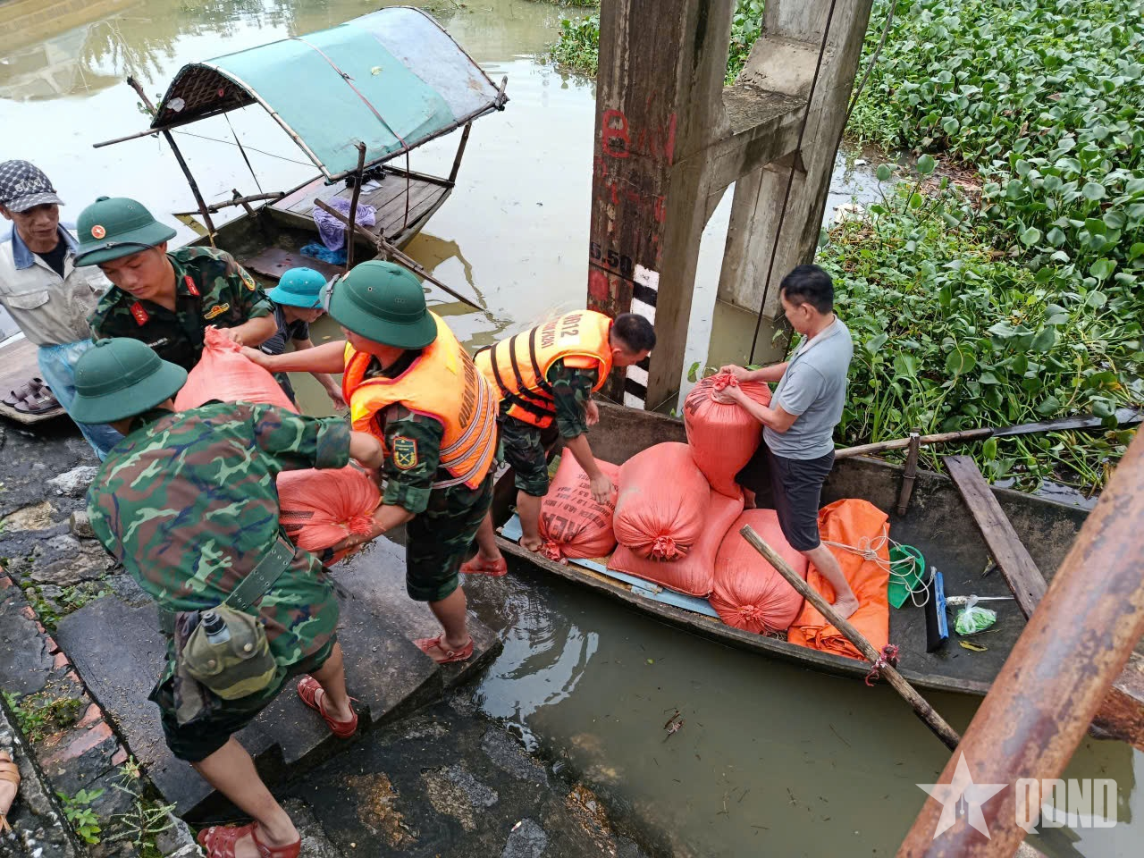 Cán bộ, chiến sĩ Lữ đoàn Phòng không 241 (Quân đoàn 12) khẩn trương khắc phục hậu quả mưa lũ