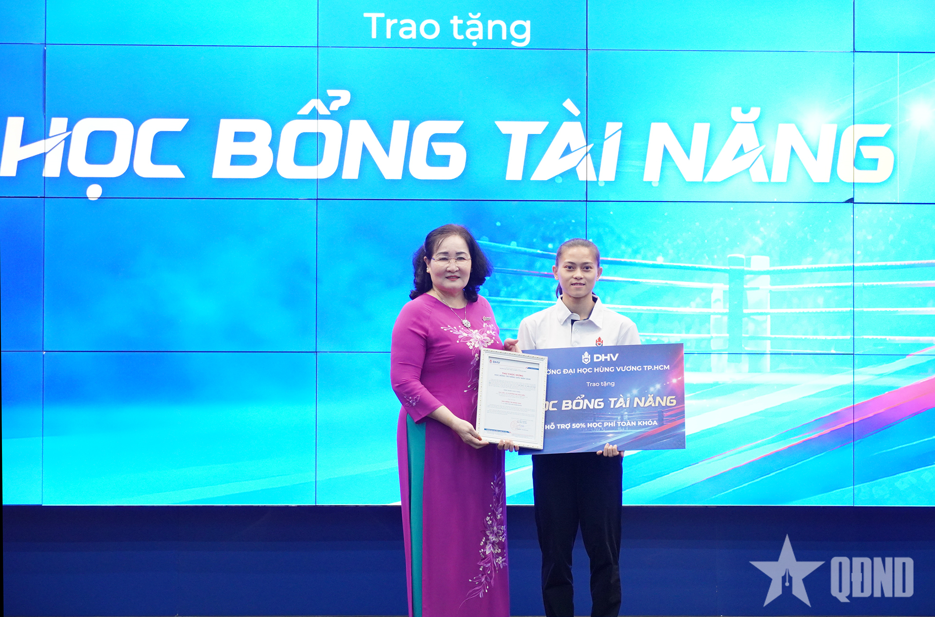 Nữ võ sĩ Huỳnh Hà Hữu Hiếu nhận học bổng, khen thưởng từ Trường Đại học Hùng Vương TP Hồ Chí Minh