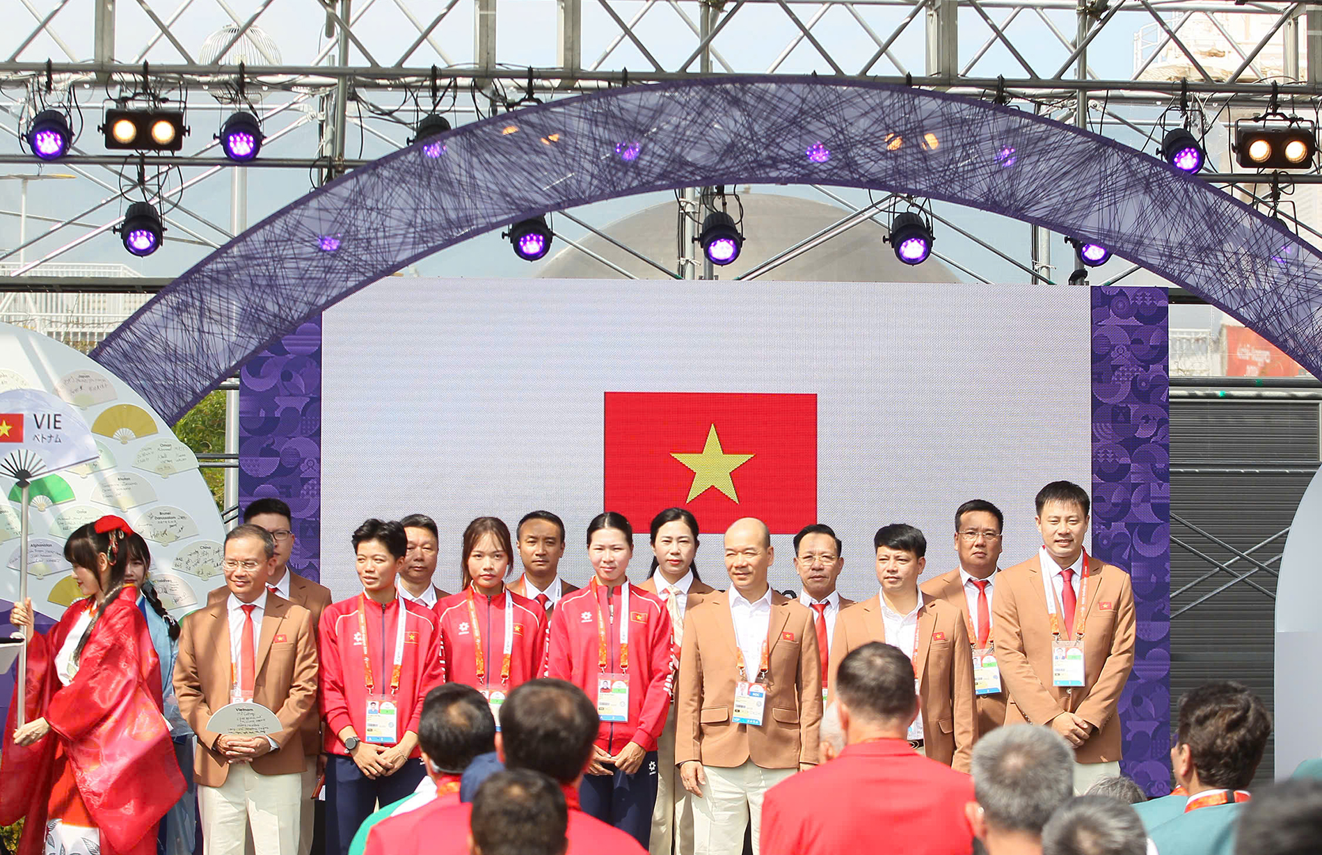 Quốc kỳ Việt Nam chính thức tung bay tại ASIAD 20

