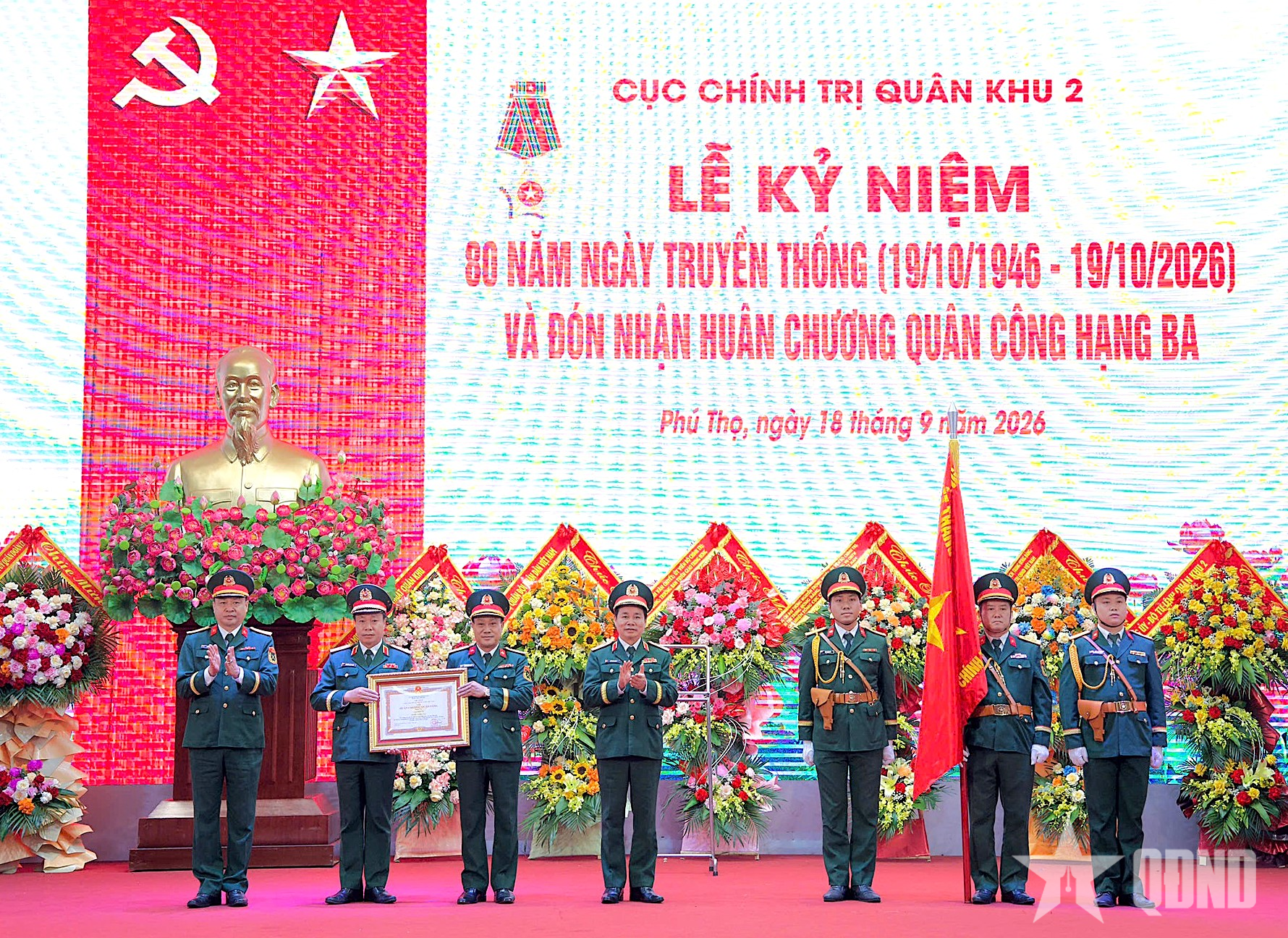 Thượng tướng Đỗ Xuân Tụng dự Lễ đón nhận Huân chương Quân công hạng Ba của Cục Chính trị Quân khu 2 