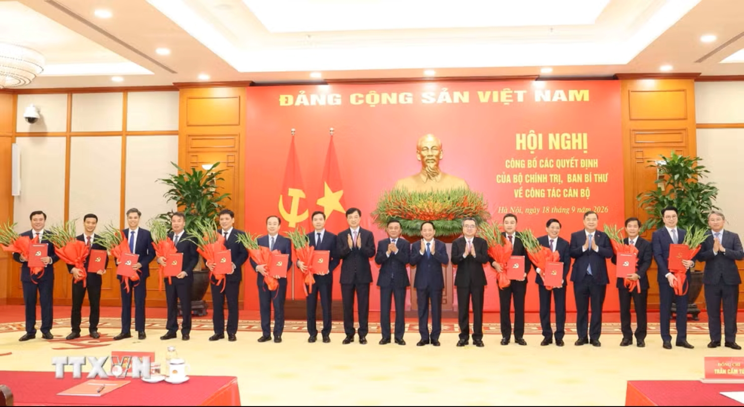 Hội nghị công bố 12 quyết định của Bộ Chính trị, Ban Bí thư về công tác cán bộ