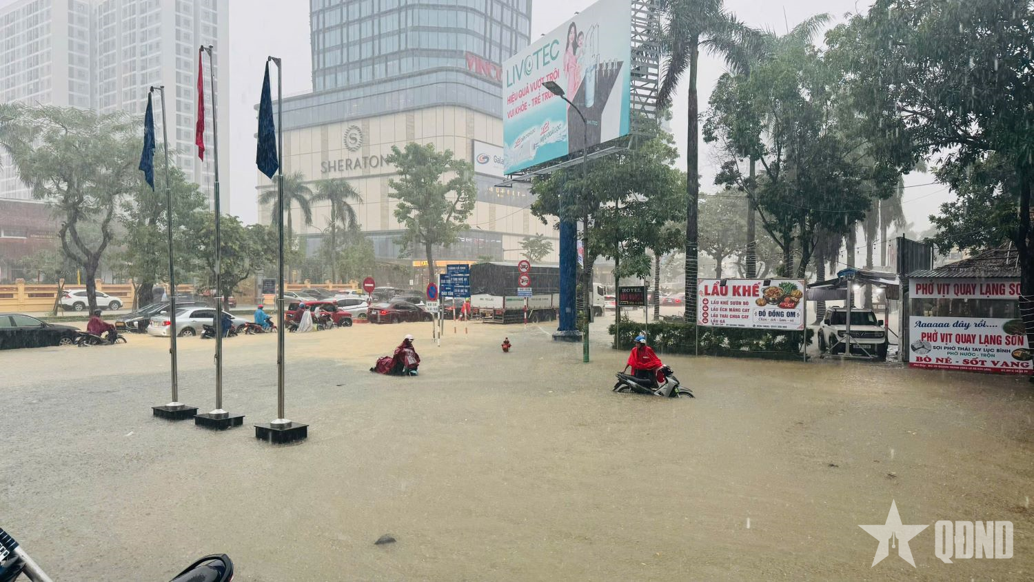 Mưa lớn kéo dài, nhiều nơi ở Nghệ An ngập lụt