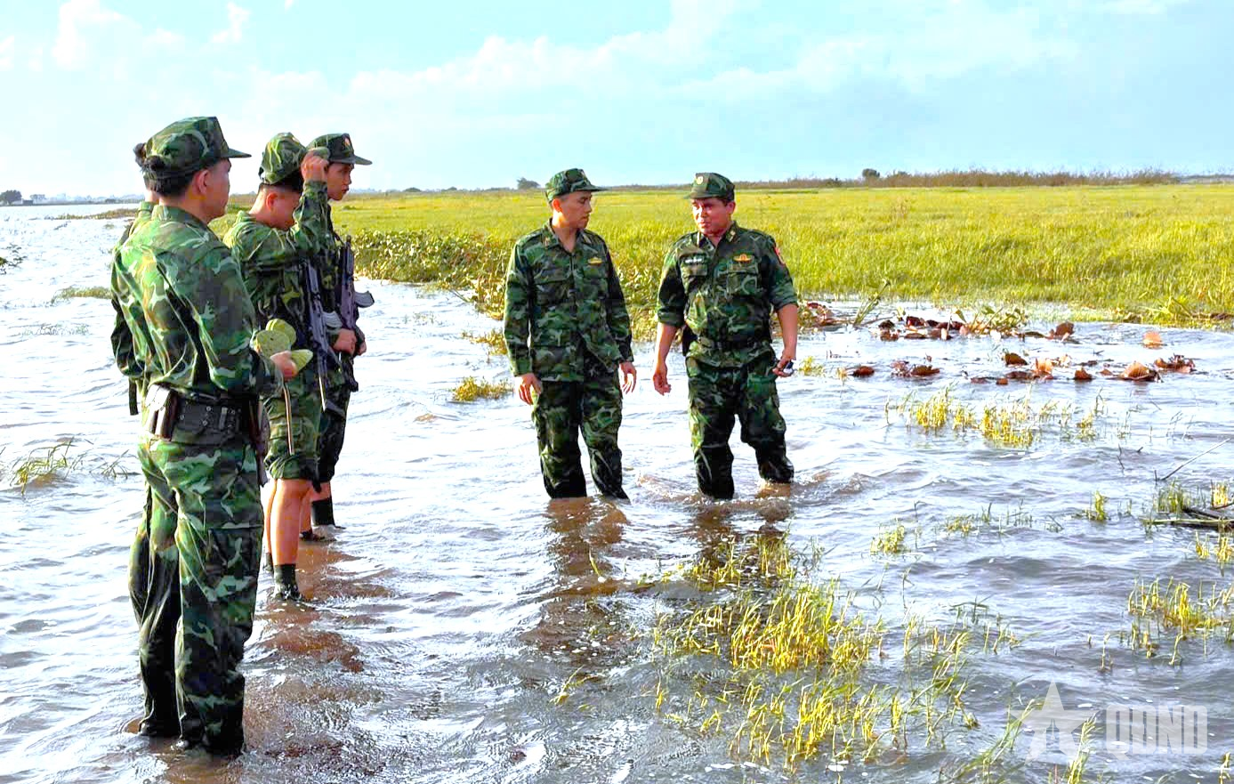 Bộ đội Biên phòng tuần tra đường biên, góp phần phục vụ công tác phân giới, cắm mốc