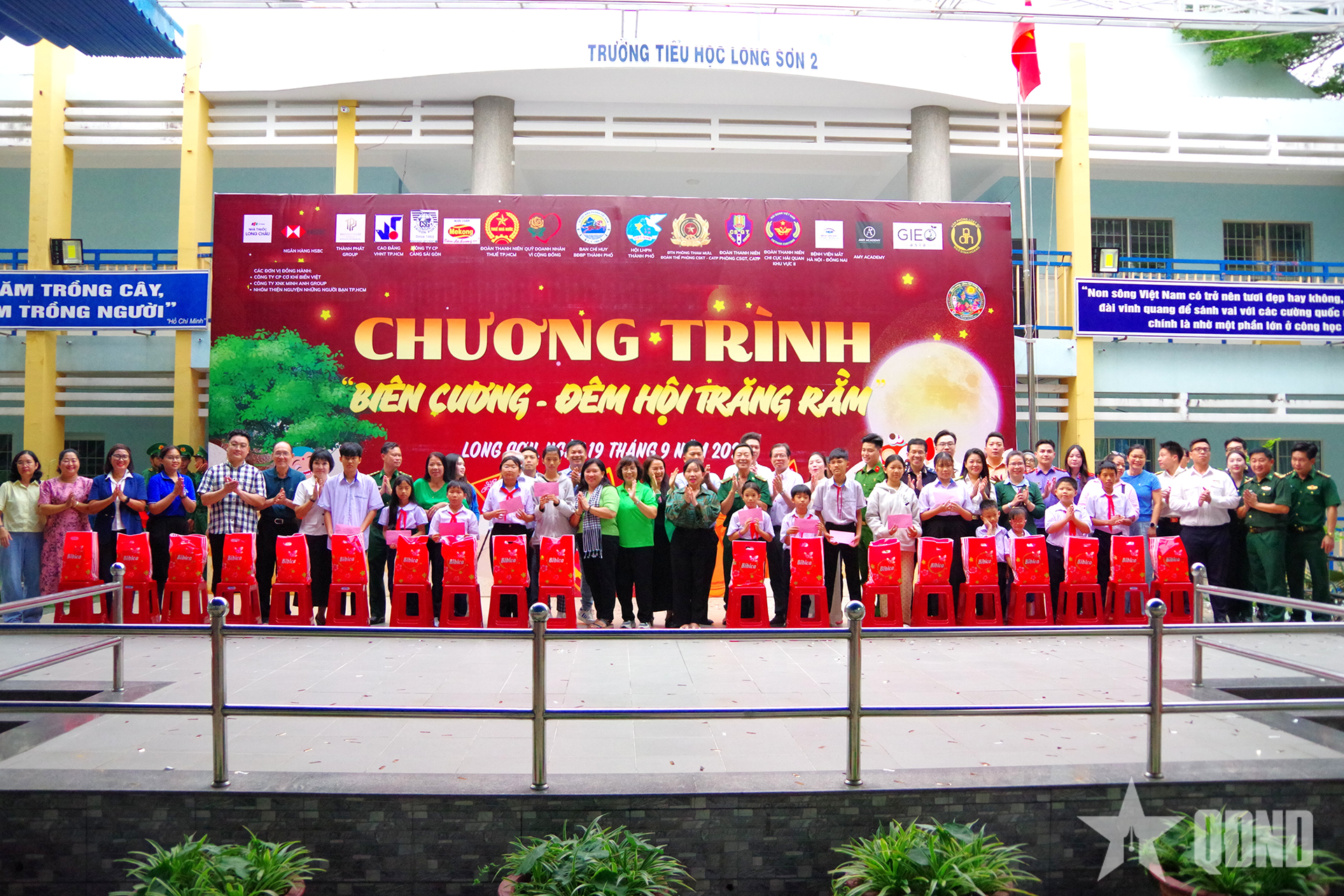 Mang Trung thu đến với thiếu nhi khu vực biên giới biển TP Hồ Chí Minh