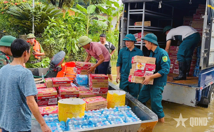 LLVT bám địa bàn, giúp dân trong mưa lũ