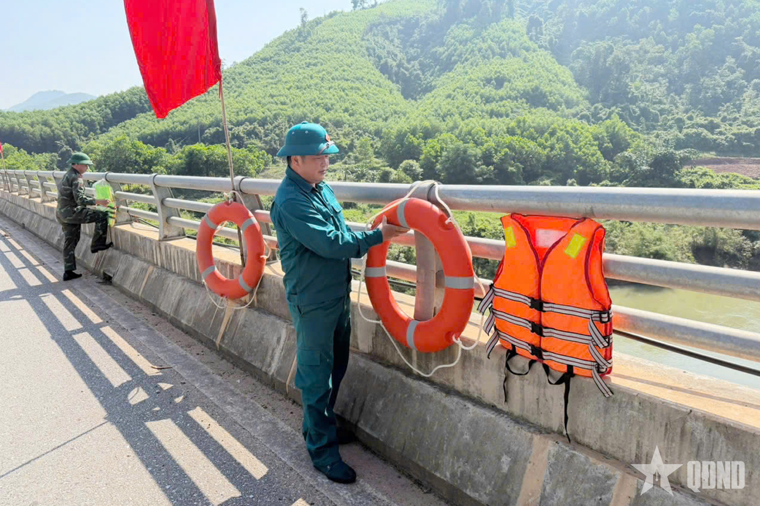 Quảng Ninh: Ban CHQS xã Kỳ Thượng chủ động bố trí áo phao, phao cứu hộ ứng phó mùa mưa lũ