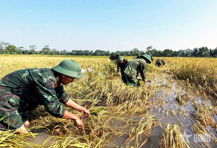 Nước rút đến đâu, bộ đội giúp dân đến đó