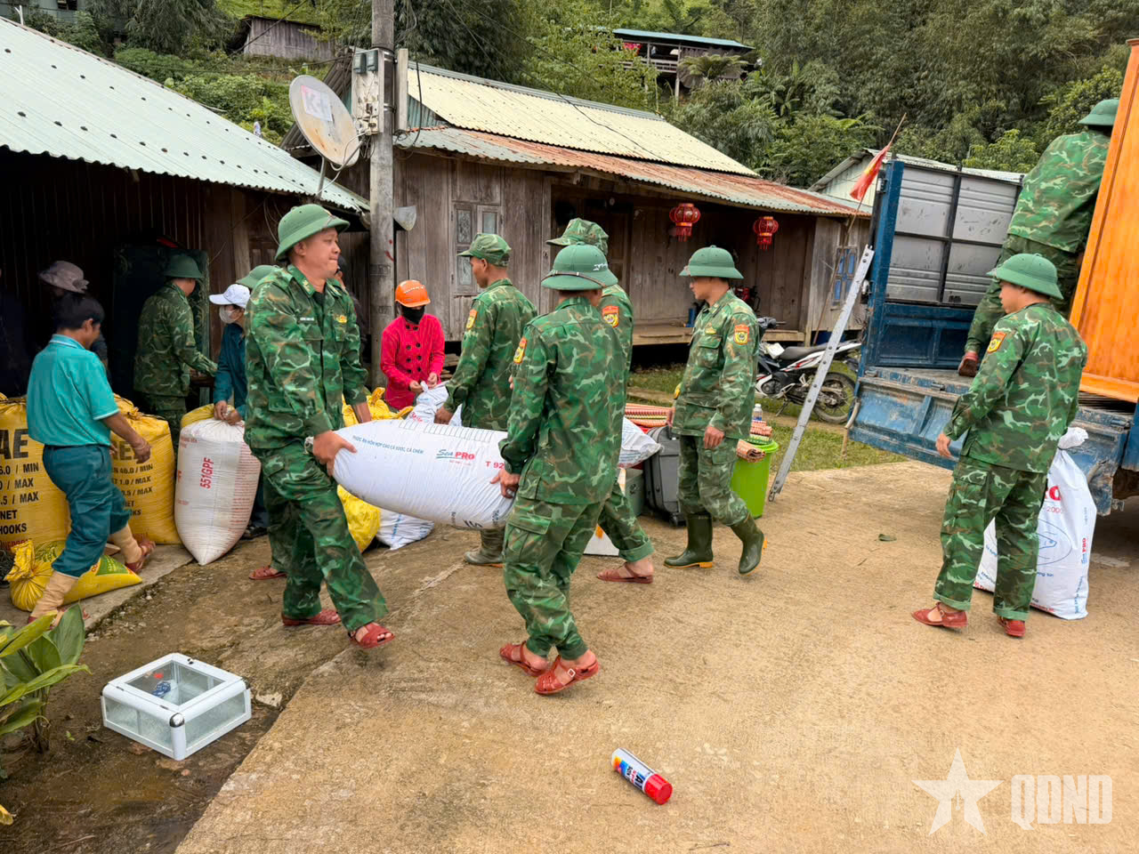 Đồn Biên phòng Ga Ry phối hợp di dời hơn 40 hộ dân ra khỏi vùng có nguy cơ sạt lở cao