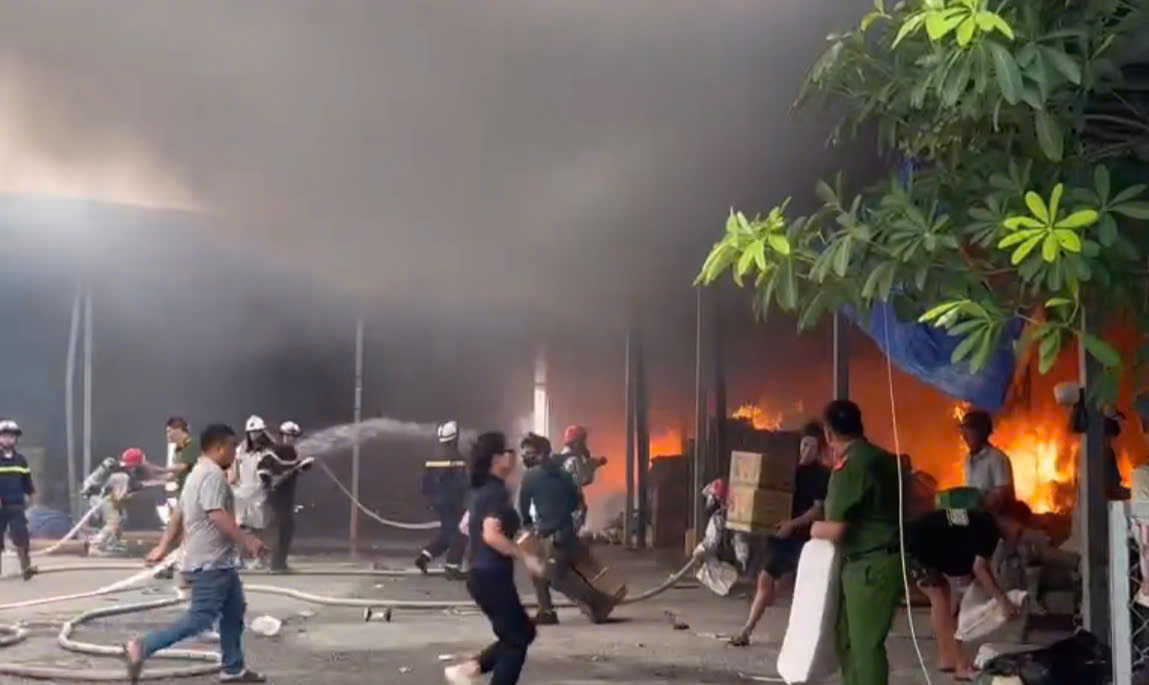 Khẩn trương chữa cháy tại kho hàng ven sông Hồng