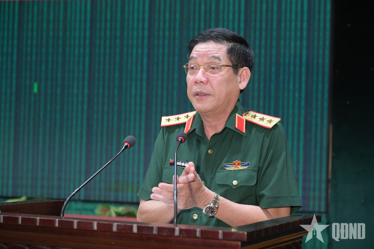 Thượng tướng Nguyễn Văn Gấu dự, phát biểu chỉ đạo lớp tập huấn nghiệp vụ công tác dân số, gia đình và trẻ em toàn quân