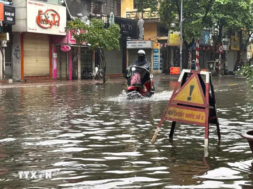 Hà Nội cấm phương tiện đi qua hai điểm ngập sâu, phân luồng giao thông tại các vị trí bị ngập úng