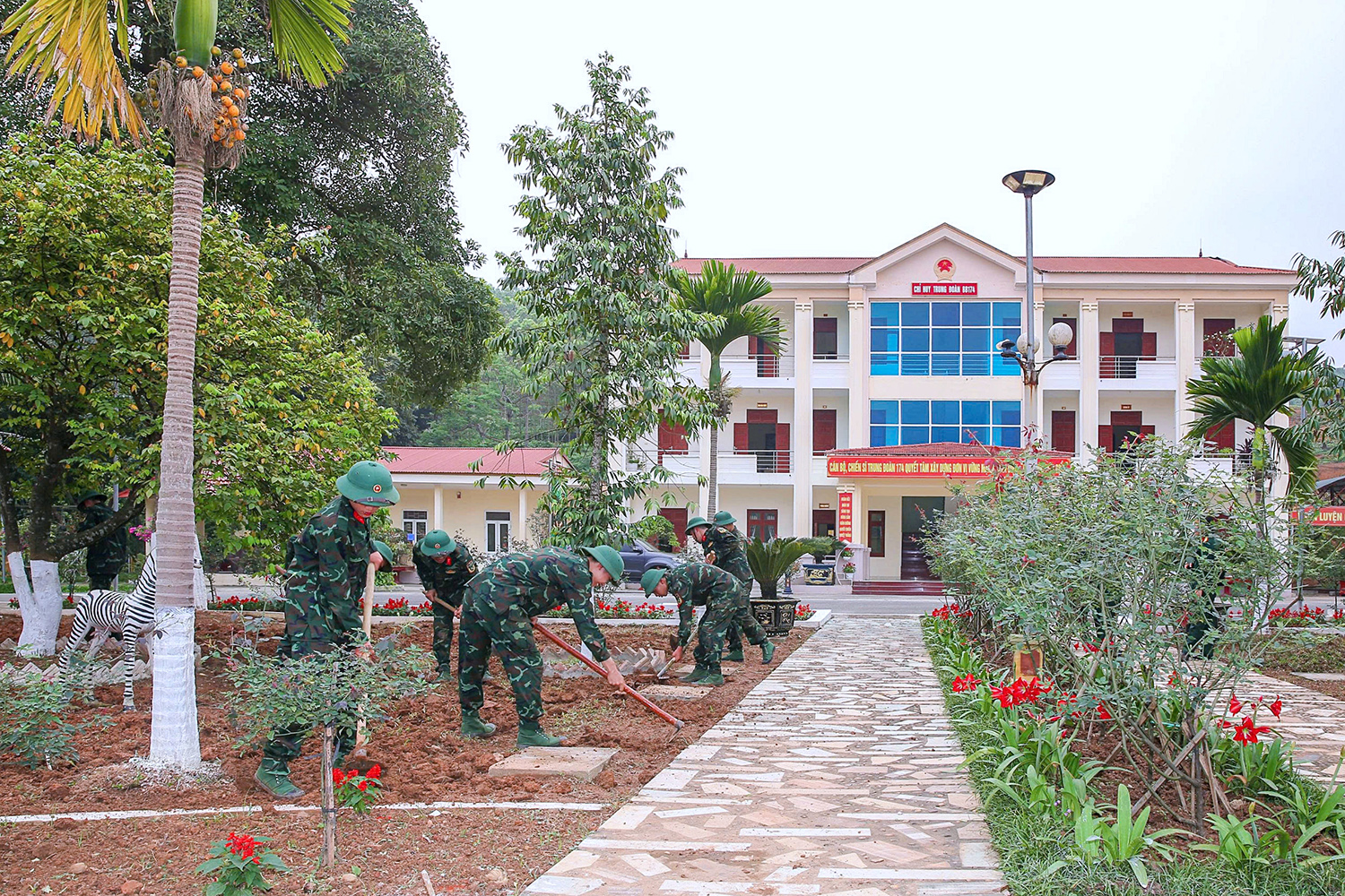 Phát huy nội lực, xây dựng doanh trại chính quy