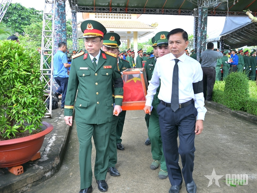 Vĩnh Long: Truy điệu, an táng 65 hài cốt liệt sĩ