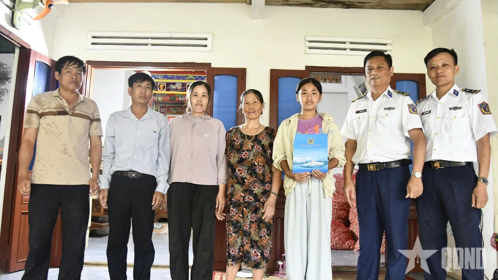 Hải đoàn 21 (Vùng Cảnh sát biển 2) trao tiền hỗ trợ tặng học sinh có hoàn cảnh đặc biệt khó khăn
