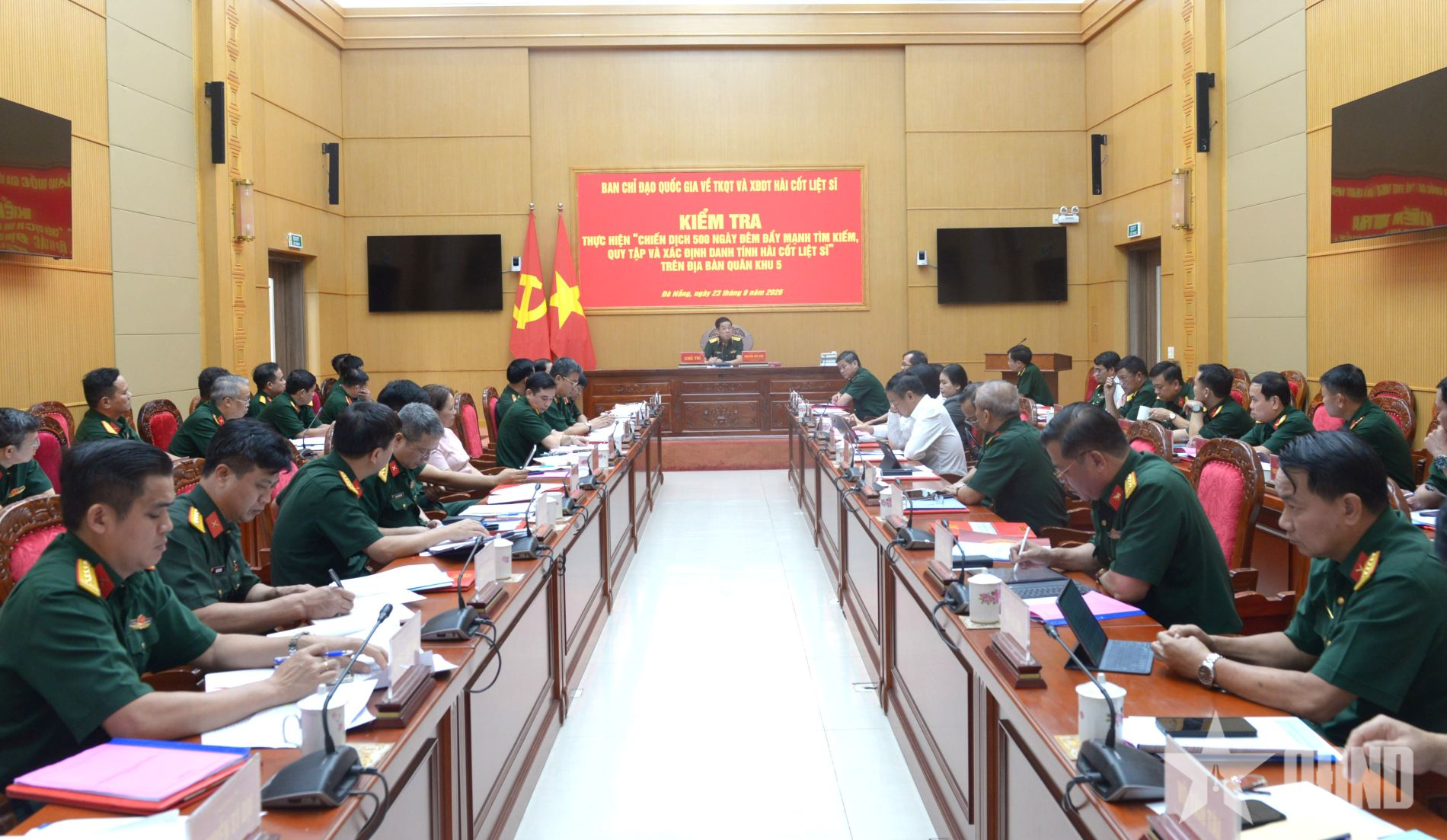 Thượng tướng Nguyễn Văn Gấu kiểm tra kết quả thực hiện Chiến dịch 500 ngày đêm tại Quân khu 5