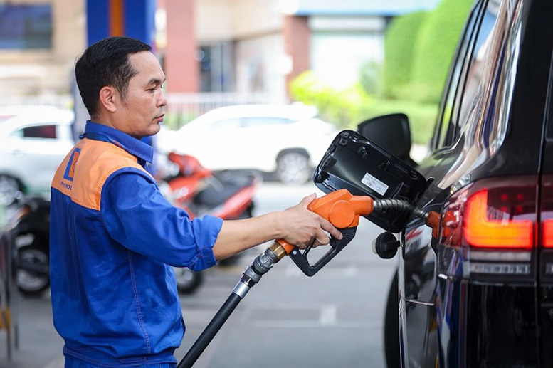 Từ chiều nay (24-9), giá xăng dầu tiếp đà tăng, xăng E10 vượt 27.000 đồng/lít